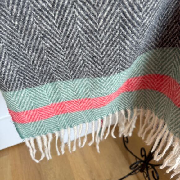 Boutique Gray Herringbone Print Soft Knit Shawl Tunic Poncho Fringe Wrap - Picture 5 of 8